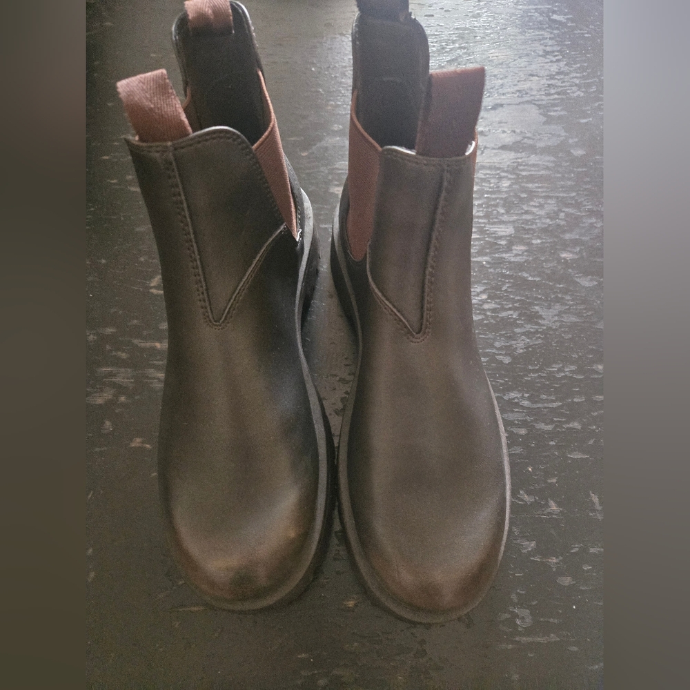 NWOT Women’s Chelsea Ankle Boots in Brown